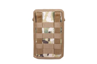 Çok işlevli taktik hafta sonu açılabilen açık hava seyahat kanvası sırt çantası beyaza izole edildi. Modern Kamp Gezgini Sırt Çantası Omuz Kayışları ve Nakliye Döngüsü. Taktik Yürüyüş Sırt Çantası