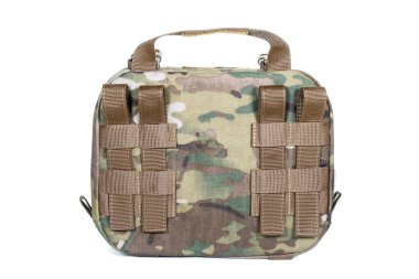 Yeşil Tuval Sırt Çantası Beyaz 'da izole edildi. Çağdaş Su geçirmez Kamp Gezgini Sırt Çantası Omuz Kayışlı Taşıma Halkası. Erkekler Seyahat İçin Taktiksel Yürüyüş Sırt Çantası