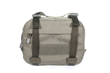 Yeşil Tuval Sırt Çantası Beyaz 'da izole edildi. Çağdaş Su geçirmez Kamp Gezgini Sırt Çantası Omuz Kayışlı Taşıma Halkası. Erkekler Seyahat İçin Taktiksel Yürüyüş Sırt Çantası