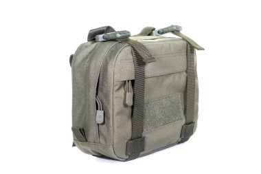 Yeşil Tuval Sırt Çantası Beyaz 'da izole edildi. Çağdaş Su geçirmez Kamp Gezgini Sırt Çantası Omuz Kayışlı Taşıma Halkası. Erkekler Seyahat İçin Taktiksel Yürüyüş Sırt Çantası