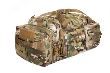 Askeri tarz çanta. Beyazda izole edilmiş. Çağdaş Su geçirmez Kamp Gezgini Sırt Çantası ve Omuz Kayışlı Taşıma Döngüsü Seyahat Taktiksel Yürüyüşü