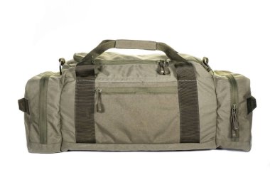 Askeri tarz çanta. Beyazda izole edilmiş. Çağdaş Su geçirmez Kamp Gezgini Sırt Çantası ve Omuz Kayışlı Taşıma Döngüsü Seyahat Taktiksel Yürüyüşü