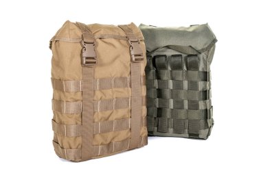 Beyaz arka planda seyahat taktiksel haki rengi sırt çantası. Askeri ekipman. Kamuflaj çakal rengi