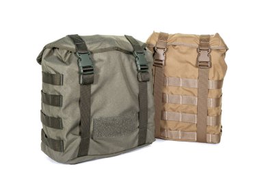 Beyaz arka planda seyahat taktiksel haki rengi sırt çantası. Askeri ekipman. Kamuflaj çakal rengi