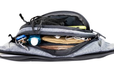 Farklı renklerde, fermuarlı bel çantası, kemer cebi. Beyaz bir arkaplanda izole resimleme.