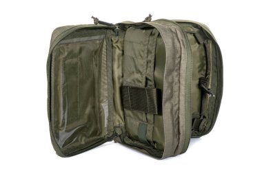 Yeşil Tuval Sırt Çantası Beyaz 'da izole edildi. Çağdaş Su geçirmez Kamp Gezgini Sırt Çantası Omuz Kayışlı Taşıma Halkası. Erkekler Seyahat İçin Taktiksel Yürüyüş Sırt Çantası