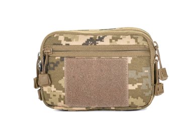 Yeşil Tuval Sırt Çantası Beyaz 'da izole edildi. Çağdaş Su geçirmez Kamp Gezgini Sırt Çantası Omuz Kayışlı Taşıma Halkası. Erkekler Seyahat İçin Taktiksel Yürüyüş Sırt Çantası