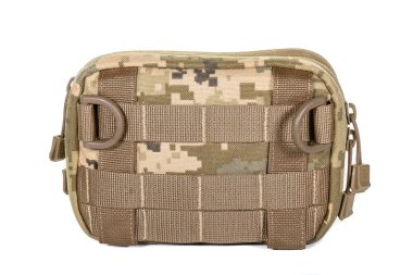 Yeşil Tuval Sırt Çantası Beyaz 'da izole edildi. Çağdaş Su geçirmez Kamp Gezgini Sırt Çantası Omuz Kayışlı Taşıma Halkası. Erkekler Seyahat İçin Taktiksel Yürüyüş Sırt Çantası