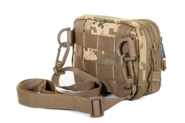 Yeşil Tuval Sırt Çantası Beyaz 'da izole edildi. Çağdaş Su geçirmez Kamp Gezgini Sırt Çantası Omuz Kayışlı Taşıma Halkası. Erkekler Seyahat İçin Taktiksel Yürüyüş Sırt Çantası