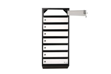 Broşür ve mektuplarla dolu posta kutuları. Sığ DOF, Posta Kutuları ve Giriş Satırlarında Kilitlenme.