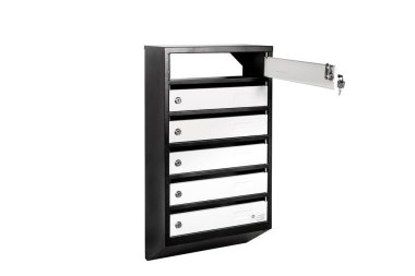 Broşür ve mektuplarla dolu posta kutuları. Sığ DOF, Posta Kutuları ve Giriş Satırlarında Kilitlenme.