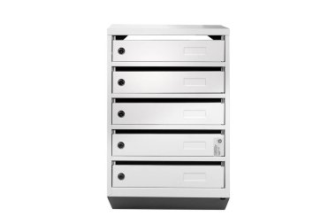 Broşür ve mektuplarla dolu posta kutuları. Sığ DOF, Posta Kutuları ve Giriş Satırlarında Kilitlenme.