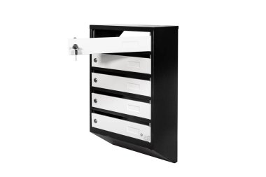 Broşür ve mektuplarla dolu posta kutuları. Sığ DOF, Posta Kutuları ve Giriş Satırlarında Kilitlenme.