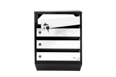 Broşür ve mektuplarla dolu posta kutuları. Sığ DOF, Posta Kutuları ve Giriş Satırlarında Kilitlenme.