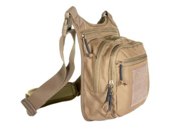 Omuz çantası askeri seyahat, beyaz arka planda izole edilmiş.