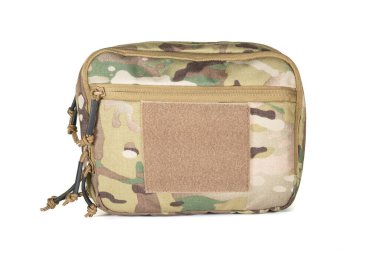 Yeşil Tuval Sırt Çantası Beyaz 'da izole edildi. Çağdaş Su geçirmez Kamp Gezgini Sırt Çantası Omuz Kayışlı Taşıma Taktik Yürüyüş Sırt Çantası Yolculuk İçin Yolculuk Gezisi