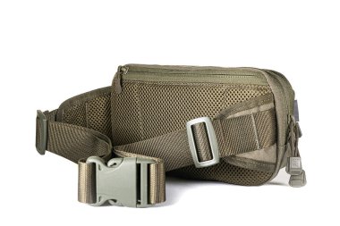 Kel askeri haki rengi siyah çanta beyaz arka planda izole edilmiş.