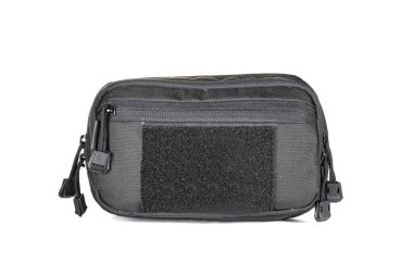 Kel askeri haki rengi siyah çanta beyaz arka planda izole edilmiş.