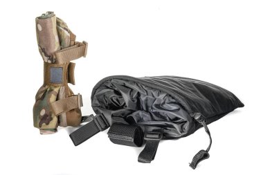 Beyaz arka planda standart ordu çantası.