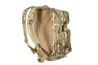 Yürüyüş ve av için sırt çantası. Orman için uygun bir kamuflaj sırt çantası Woodland askeri sırt çantası. Askeri sırt çantası beyaza izole edilmiş..