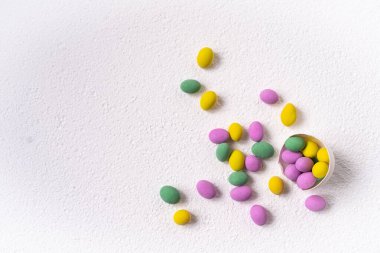 Beyaz arka planda kabuklu renkli paskalya yumurtaları. Paskalya yumurtalarıyla ön planda..