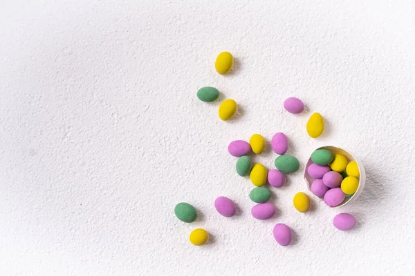 Beyaz arka planda kabuklu renkli paskalya yumurtaları. Paskalya yumurtalarıyla ön planda..