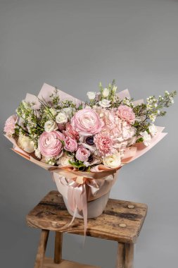 Zengin bir demet pembe, kırmızı çiçekler ve leylak. Eustoma gülleri çiçek açar, cam vazoda yeşil yaprak olur. Taze bahar buketi. Yaz Arkaplanı