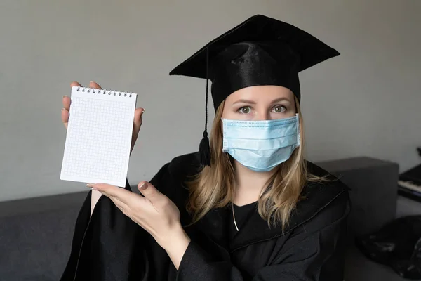 Graduada Máscara Médica Período Coronavírus Covid Mulher Com Mestrado Vestido — Fotografia de Stock