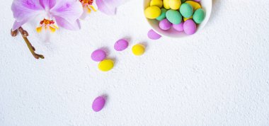 Renkli çikolata kaplı şeker yığınını kapatın.