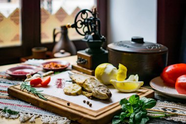 Balık baharatlı ve salatalı fırında balık deniz kabuğu. Restorandaki deniz ürünleri. Üst, görüş. Sağlıklı beslenme