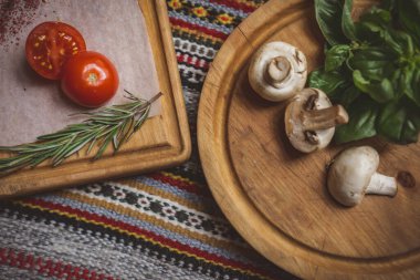 Pizza ya da makarna için yemek malzemeleri. Taze kiraz domatesleri, mantarlar, fesleğen yaprakları, zeytinyağı. Kapatın. Uzayı kopyala Boş alan metni