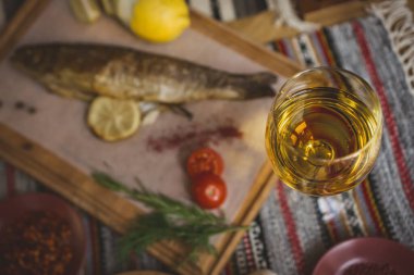 Balık baharatlı, şarap ve salatalı fırında balık deniz kabuğu. Restoranda pişmiş deniz ürünleri. Üst Manzara. Sağlıklı beslenme