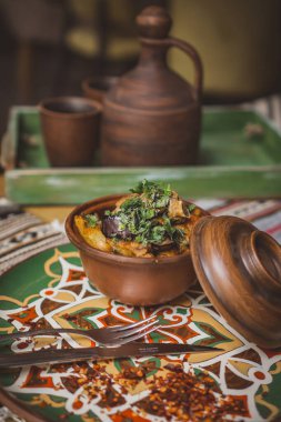 Masada bir sürü yemek var. Gürcistan mutfağı. en üstteki görünüm.