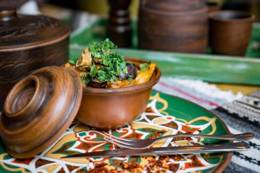 Masada bir sürü yemek var. Gürcistan mutfağı. en üstteki görünüm.