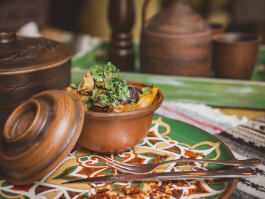 Masada bir sürü yemek var. Gürcistan mutfağı. en üstteki görünüm.