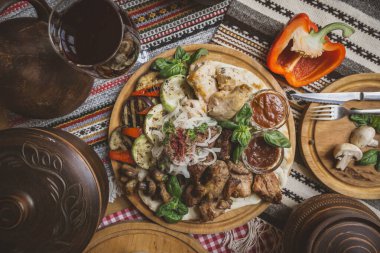 Lezzetli Avrupa ve Slav mutfağı büyük masada misafirleri bekliyor. yemek ve üst manzaralı masa