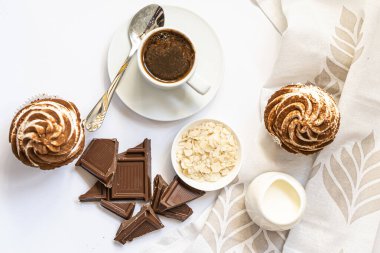 Koyu çikolata ve kakaolu kek ve bir fincan sıcak sade kahve.