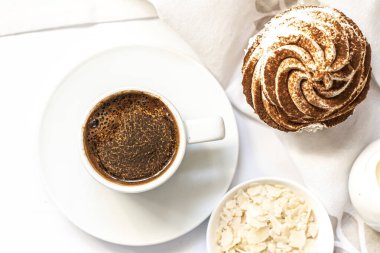 Koyu çikolata ve kakaolu kek ve bir fincan sıcak sade kahve.