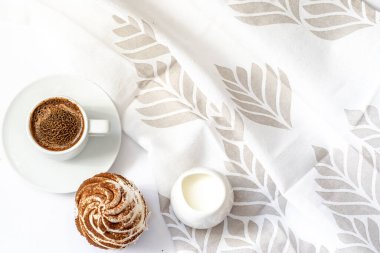 Kek ve kek ile sade kahve. Kakaoyla süslenmiş krem peynirli kapkekler.