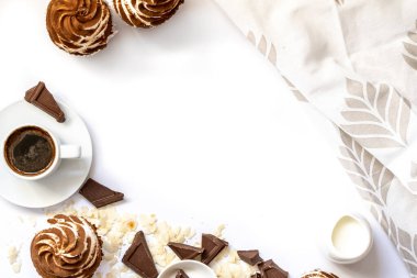 Koyu çikolata ve kakaolu kek ve bir fincan sıcak sade kahve. Metin için boşluk