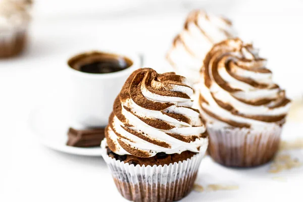 Café Negro Con Magdalenas Magdalenas Cupcakes Especias Con Glaseado Queso —  Fotos de Stock