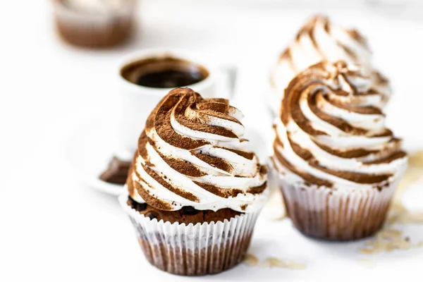 Café Negro Con Magdalenas Magdalenas Cupcakes Especias Con Glaseado Queso — Foto de Stock