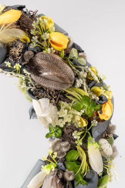 Paskalya çelengi kompozisyonu ve beyaz arka planda yumurtalar.