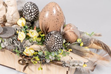 Paskalya masa kompozisyonu ve beyaz arka planda yumurtalar.