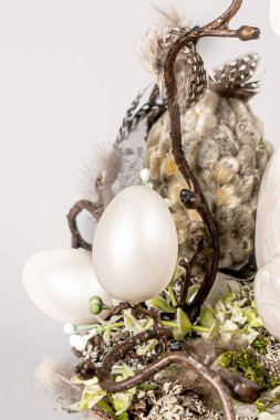 Paskalya masa kompozisyonu ve beyaz arka planda yumurtalar.