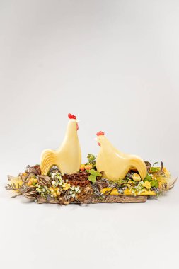 Paskalya kompozisyonu beyaz arka planda izole edilmiş chiken, tavuk ve horoz yumurtaları ve çiçekleriyle