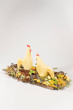 Paskalya kompozisyonu beyaz arka planda izole edilmiş chiken, tavuk ve horoz yumurtaları ve çiçekleriyle