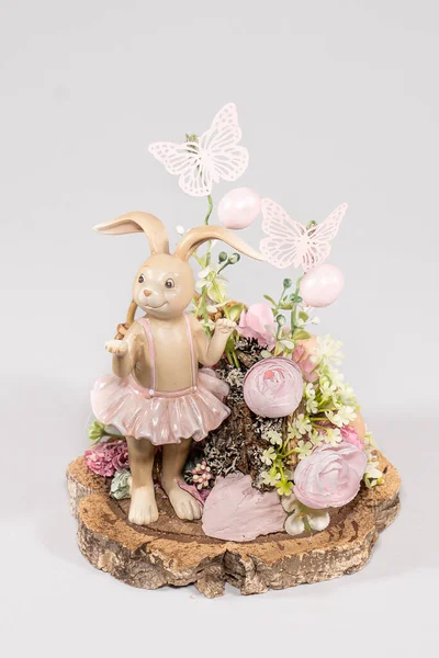 Velikonoční Stolní Kompozice Králíky Velikonočními Vejci Bílém Pozadí Květy Narcisy — Stock fotografie