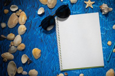 Düz mavi arkaplan boş defter kopyalama alanı. yaz planları konsepti