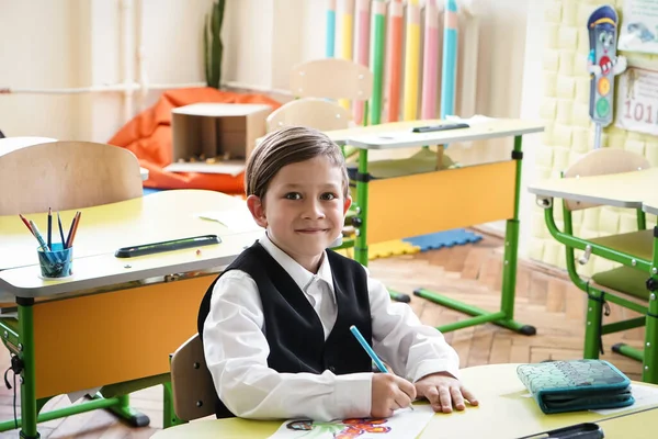 Menino Sorridente Feliz Está Desenhando Indo Para Escola Pela Primeira — Fotografia de Stock
